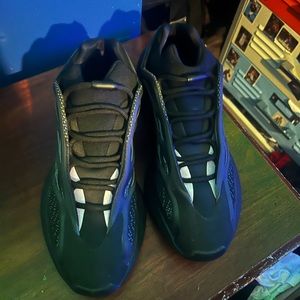 Yeezys men sz 11 ,gently worn